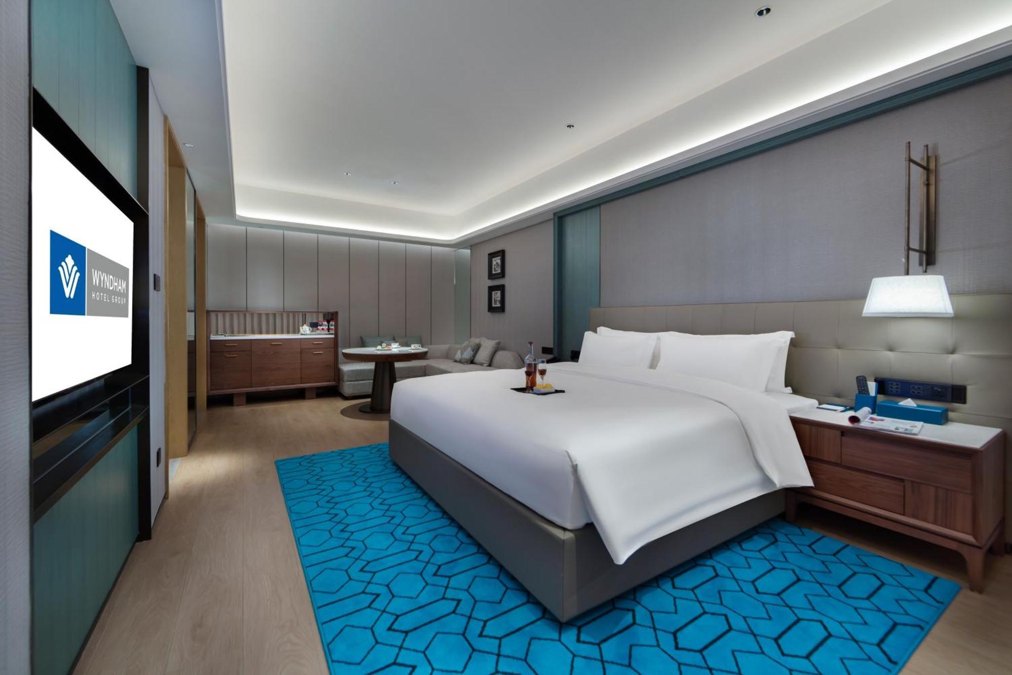 Отель Wyndham Grand Plaza Royale Hot Springs Фэнхуан Экстерьер фото
