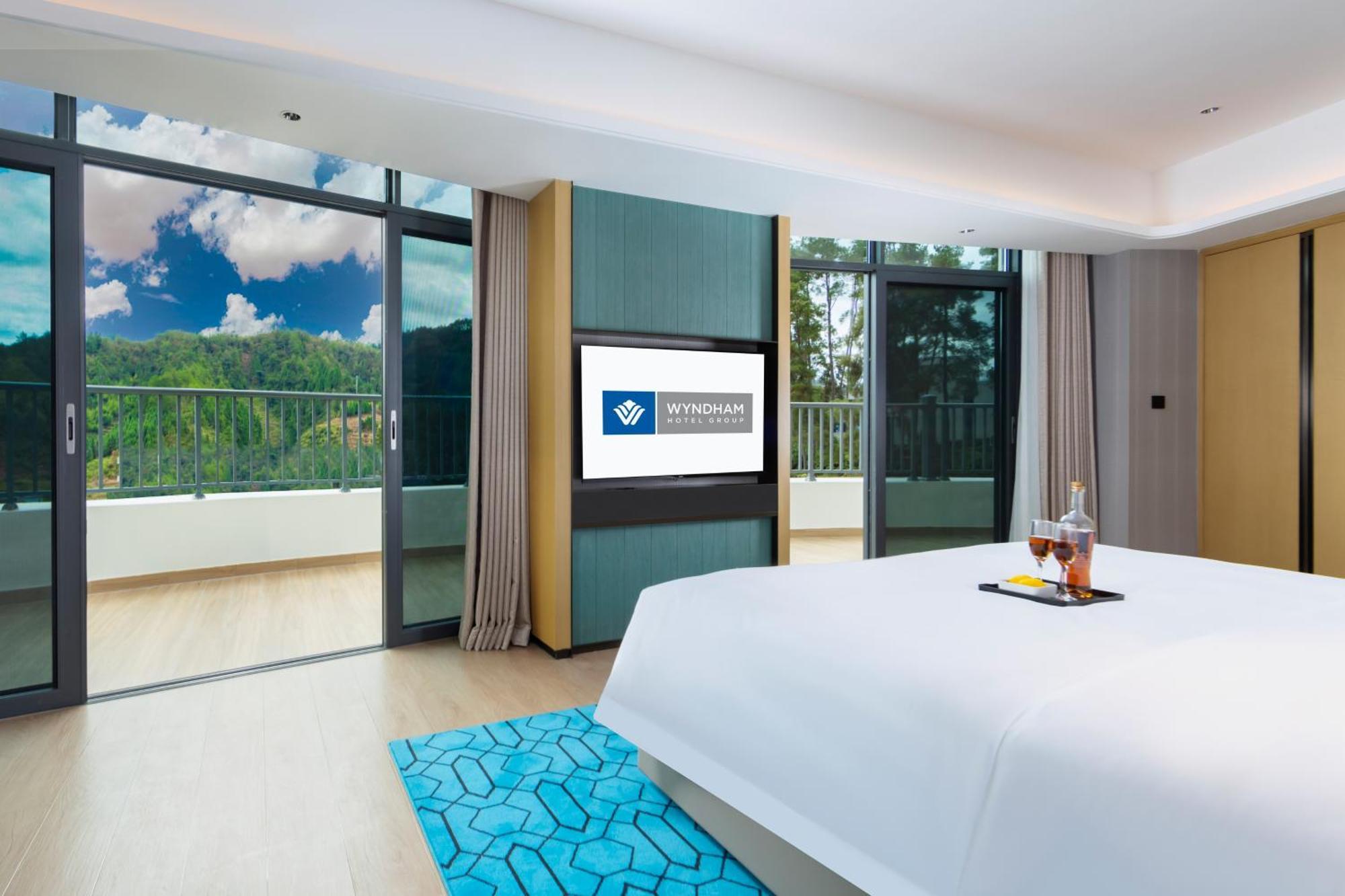 Отель Wyndham Grand Plaza Royale Hot Springs Фэнхуан Экстерьер фото