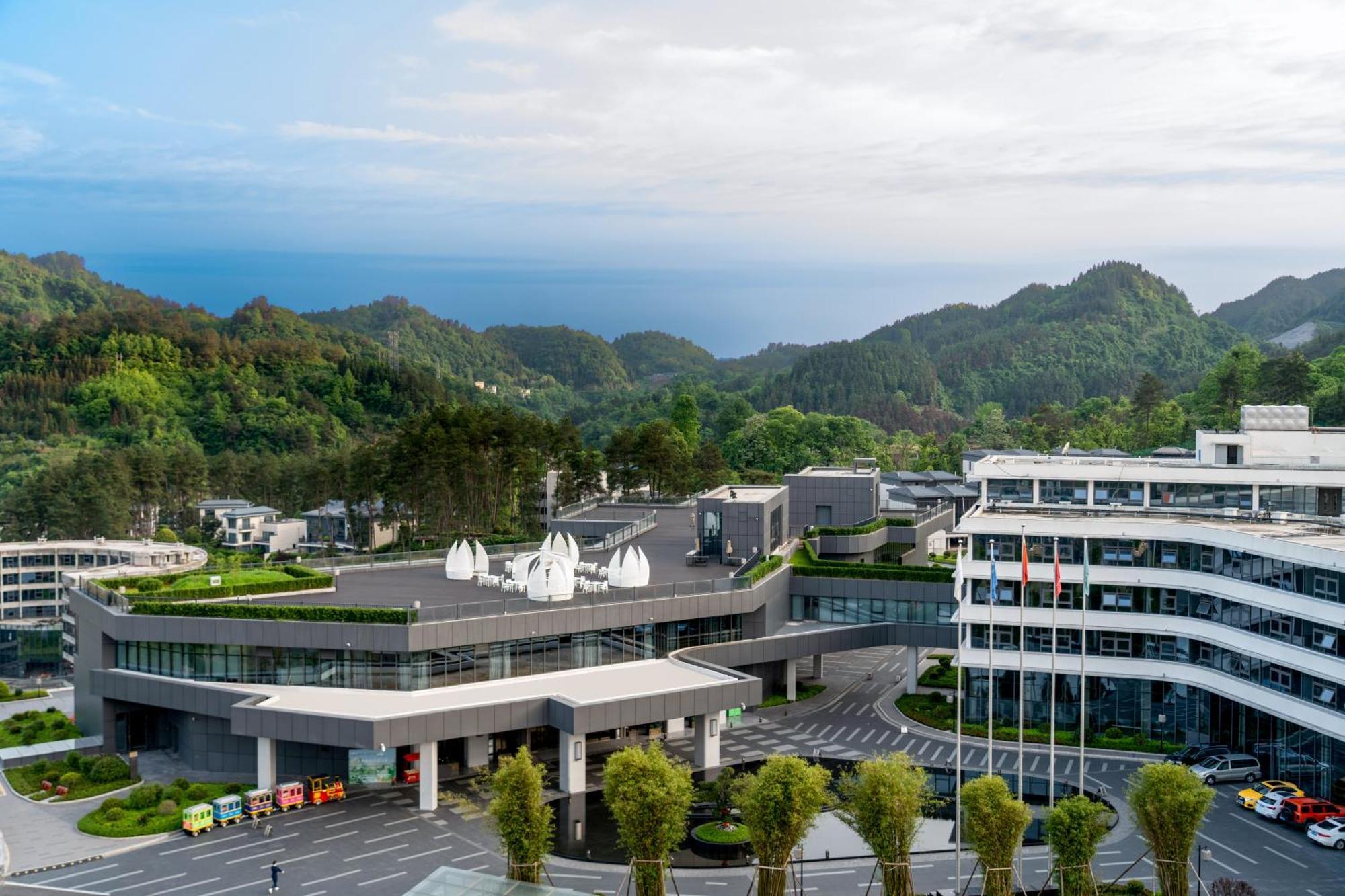 Отель Wyndham Grand Plaza Royale Hot Springs Фэнхуан Экстерьер фото