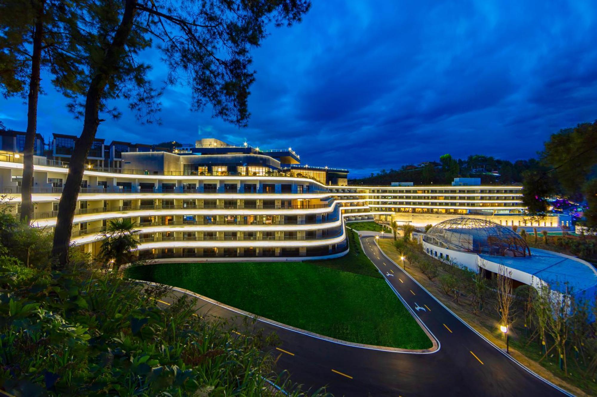 Отель Wyndham Grand Plaza Royale Hot Springs Фэнхуан Экстерьер фото